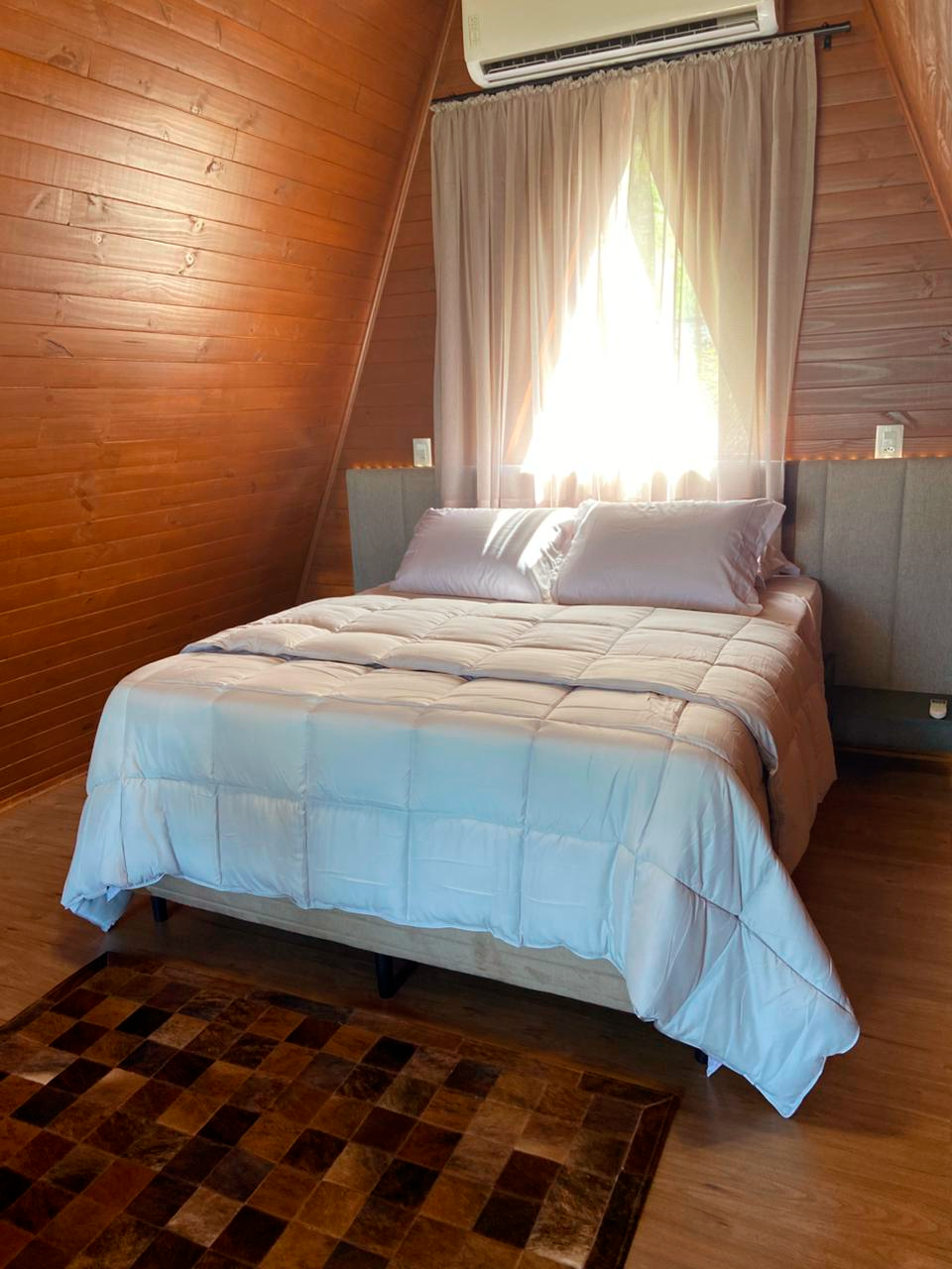 Quarto aconchegante com cama king size na Cabana I