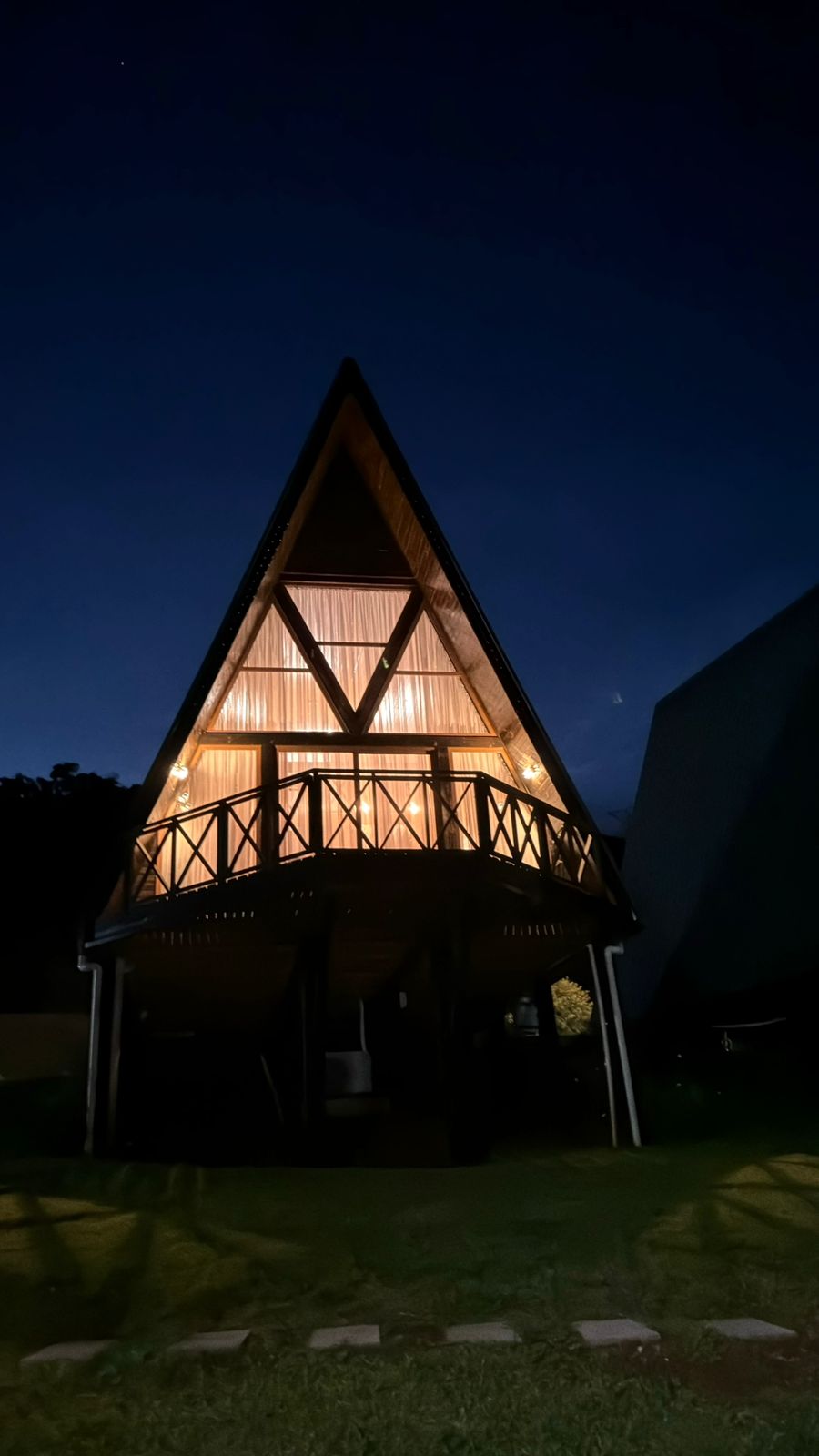 Cabana II iluminada à noite em Piratuba/SC