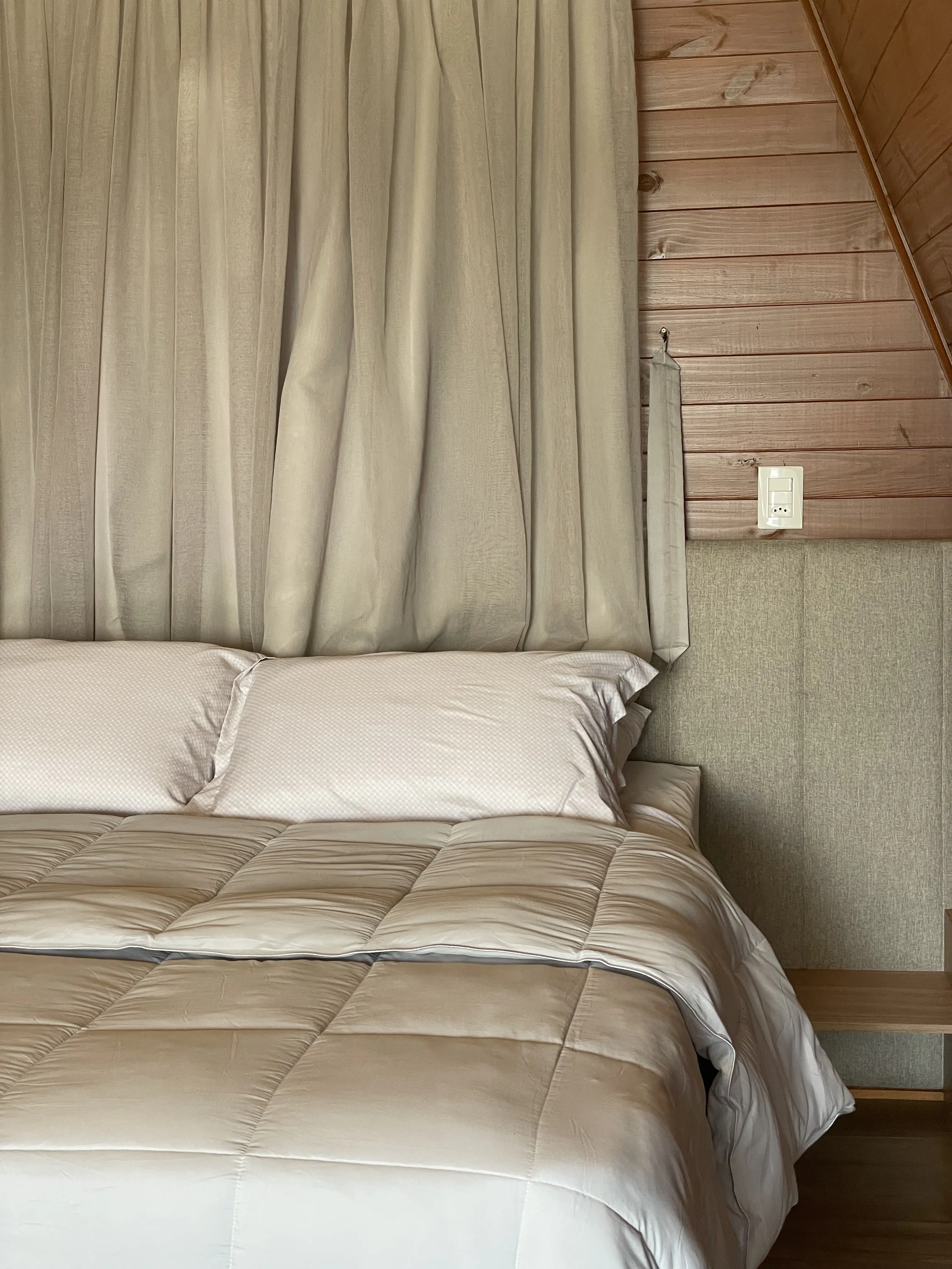 Cama King Size com lençóis de algodão premium na Cabana III