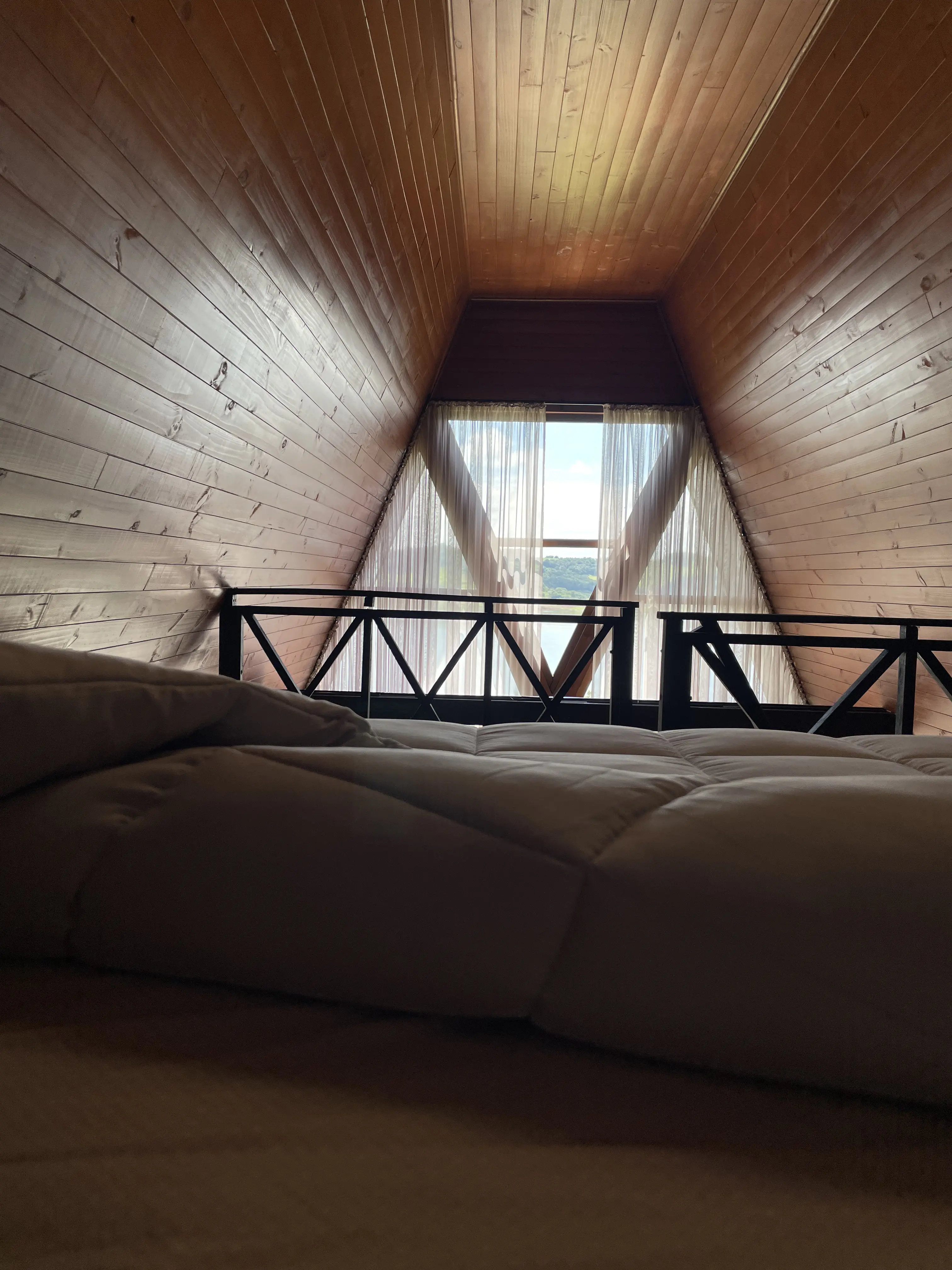 Vista da cama para o lago na Cabana III