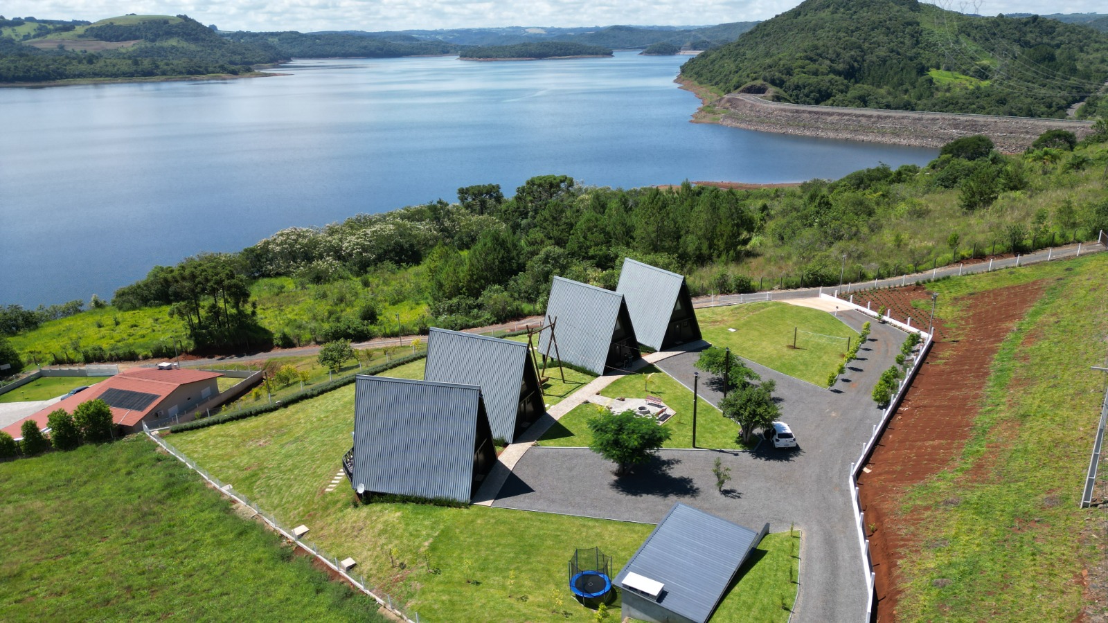 Cabana rústica na montanha com vista panorâmica para o Lago da Usina de Machadinho em Piratuba/SC