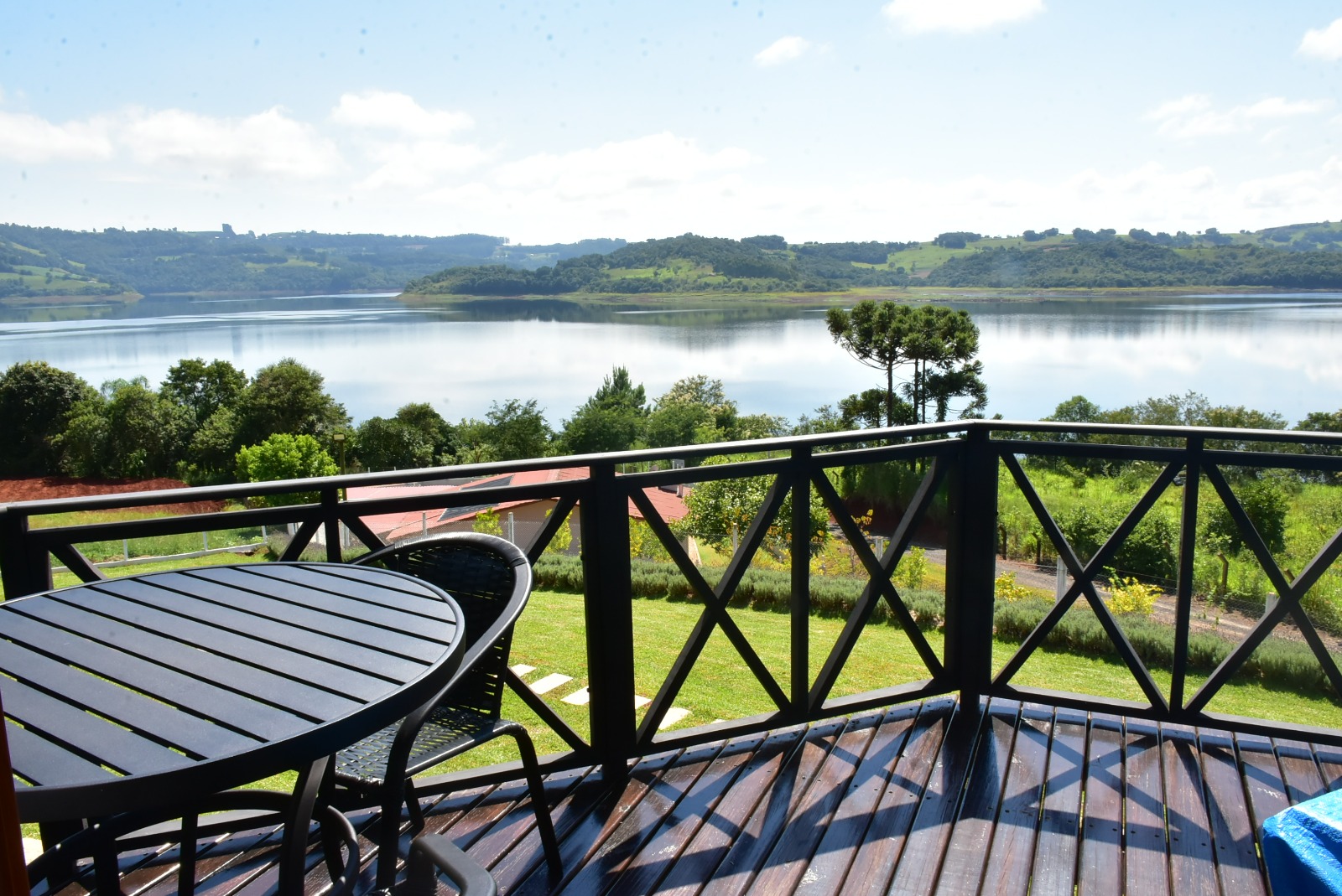 Sala de estar confortável da Cabana III com vista para o lago e decoração aconchegante